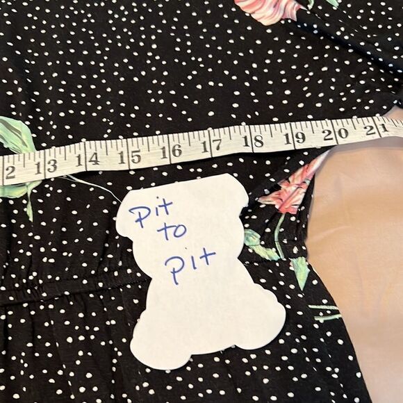 Xhilaration szL short romper cute flowers neck details pockets keyhole back EUC - Picture 4 of 14